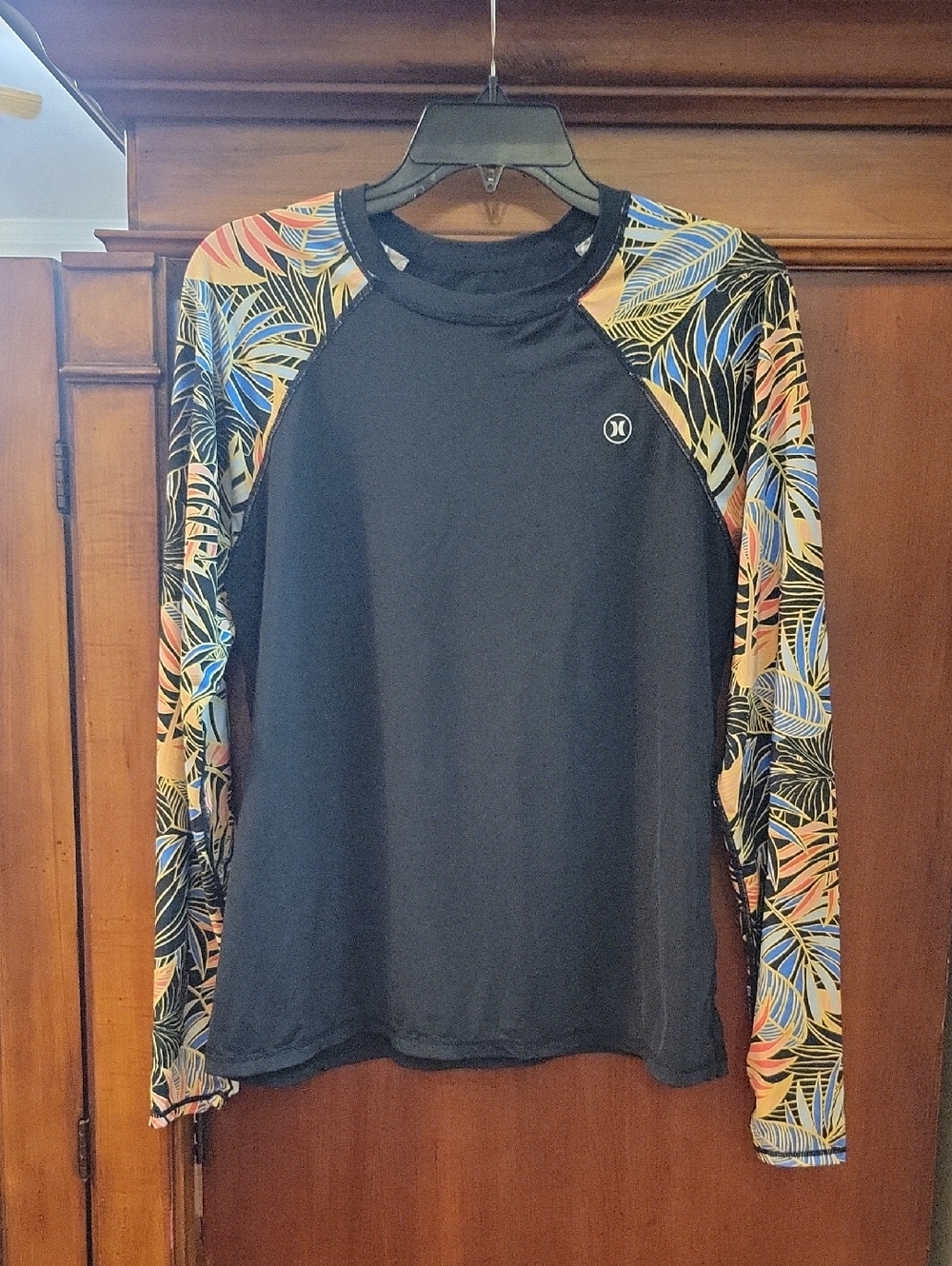 Hurley Women's UPF 50+ Black Long Sleeve Rash Guard with Tropical-Leaf Print XXL